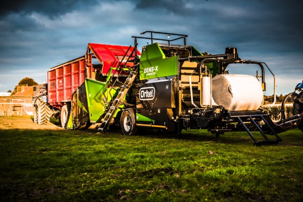 Orkel Dens X trailer unloading